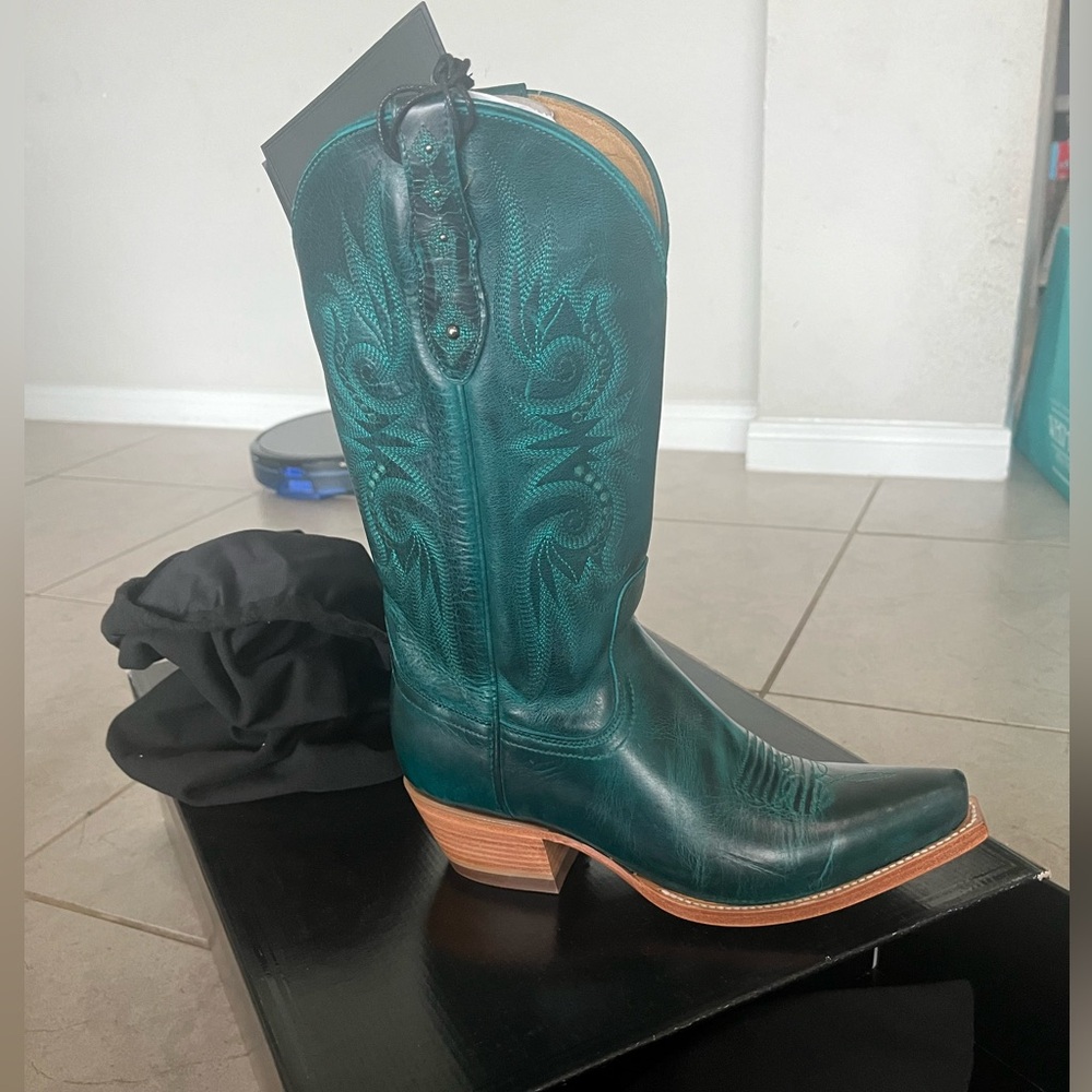 Women’s 7.5 Blackstar Boots.